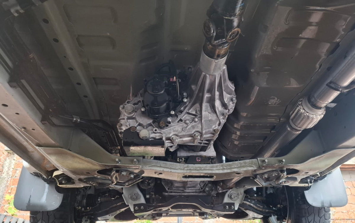 Chasis y parte baja de un carro limpios con desengrasante y desincrustante Monotruck